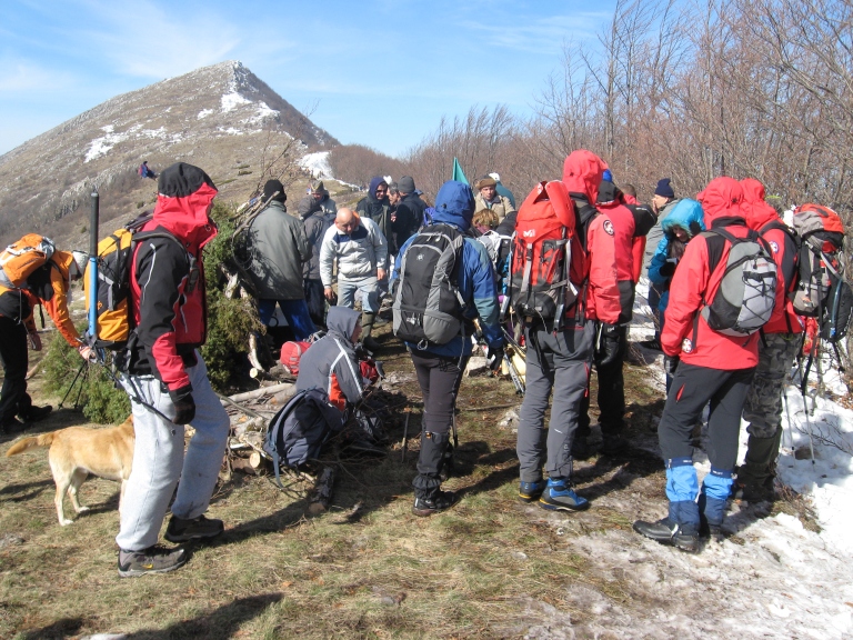 Trem - Zimski uspon 2015 - PD Železničar iz Niša na odmorištu dočekuje grupe planinara sa prirodnim čajem. Važno okrepljenja na putu ka vrhu ili stanka pri silasku. 
